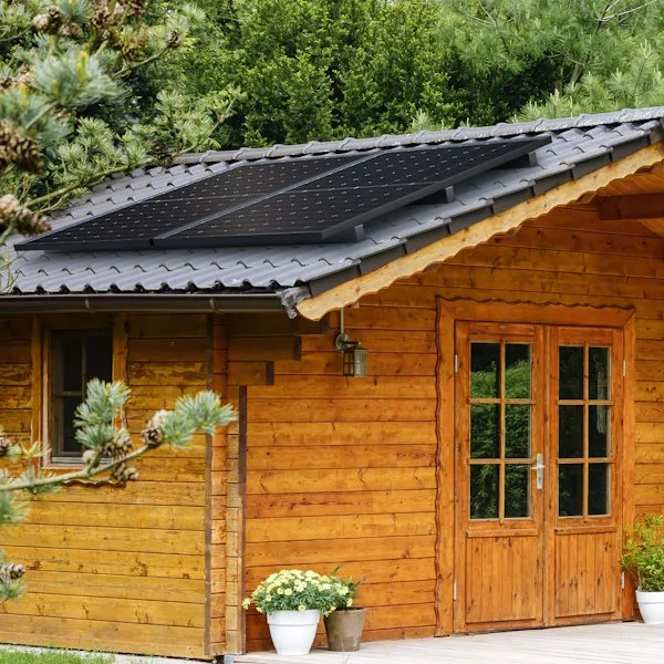 Möglichkeiten Hintergrund: Balkonkraftwerk auf Gartenhaus Dach